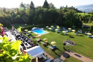 Gartensicht samt Poolblick vom Hotelzimmer aus