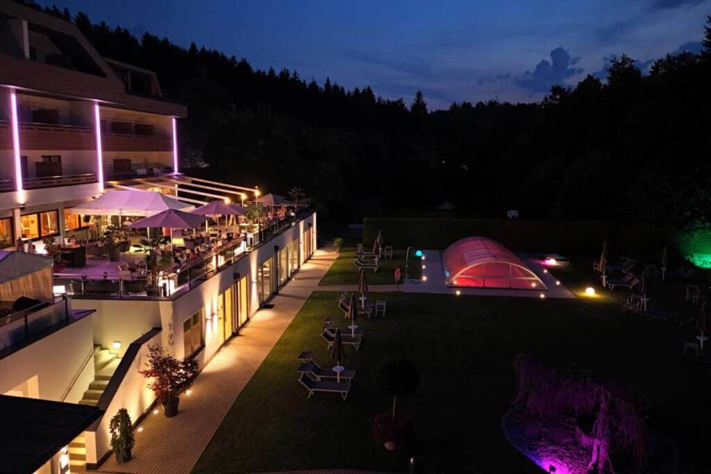 Hotelterrasse Garten Abendstimmung